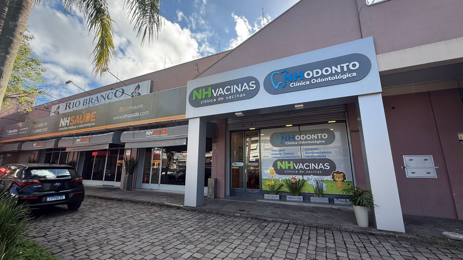 Fachada da NH Vacinas em Novo Hamburgo, com letreiros da clínica de vacinas e da NH Odonto